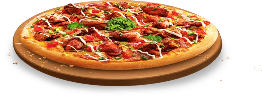 Pizza inteira na tábua de madeira, coberta de frango desfiado e catupiry